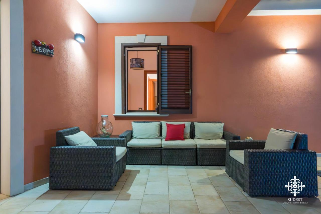 Villa Seaside - Beach Retreat With Jacuzzi シラクーサ エクステリア 写真