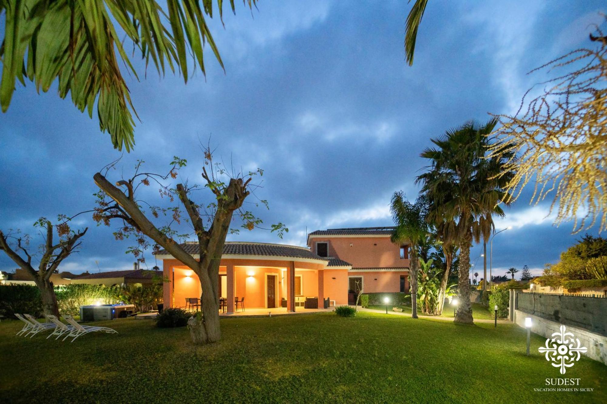 Villa Seaside - Beach Retreat With Jacuzzi シラクーサ エクステリア 写真